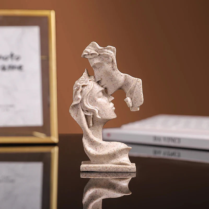 Love Embrace: Estatueta de Amantes em Resina