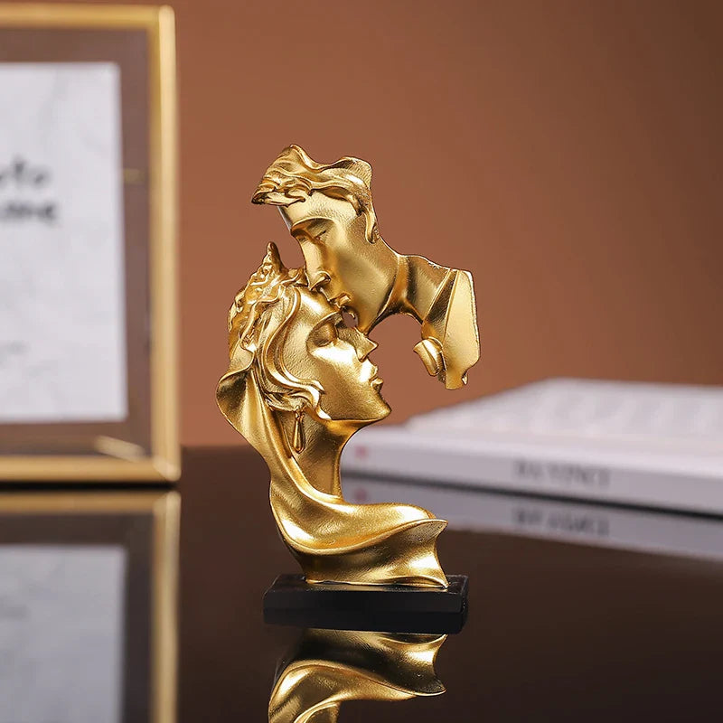 Love Embrace: Estatueta de Amantes em Resina