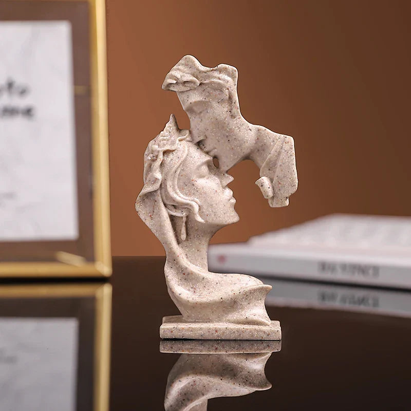 Love Embrace: Estatueta de Amantes em Resina