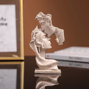 Love Embrace: Estatueta de Amantes em Resina